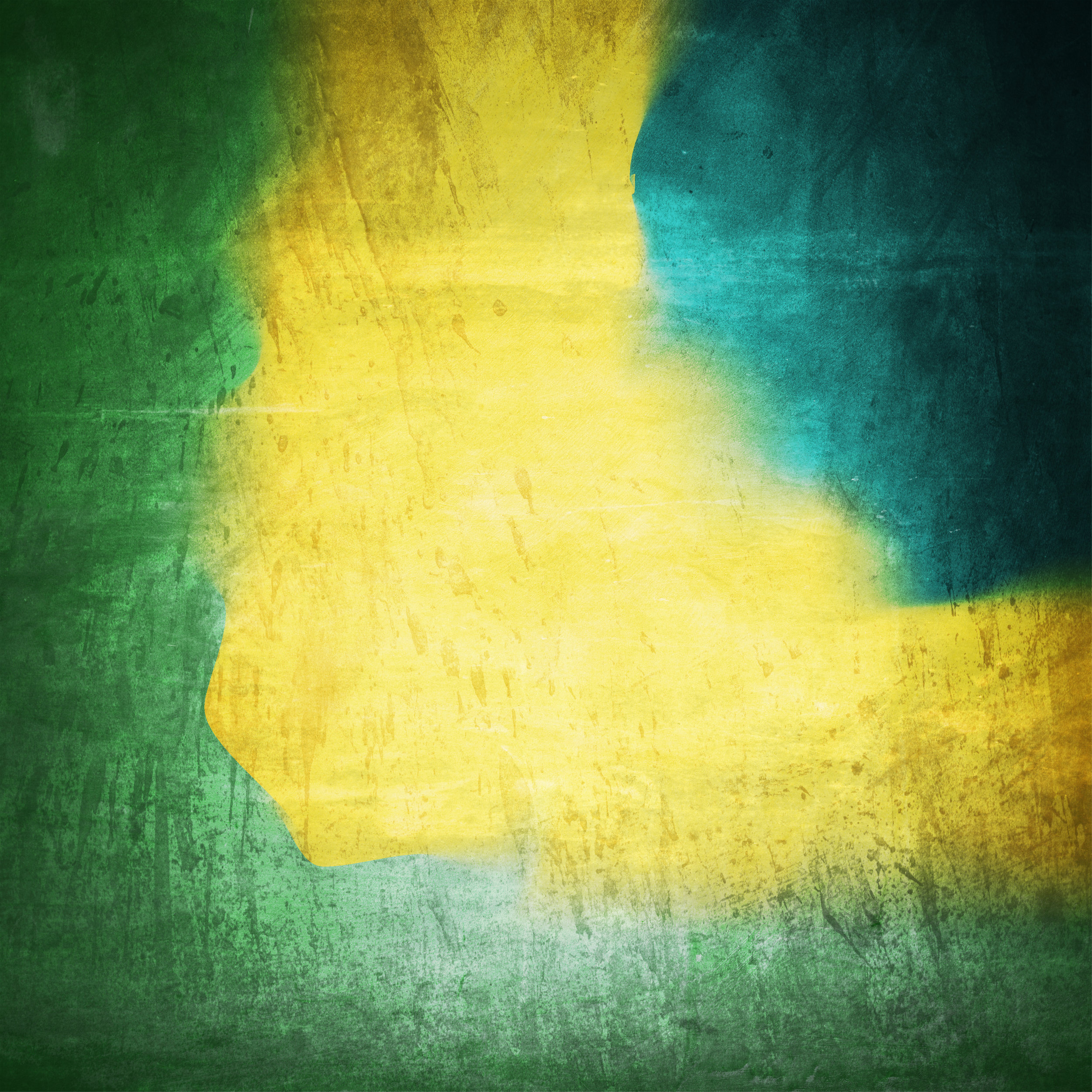 Mão segurando a bandeira brasileira com o fundo do céu. bandeira do brasil.  ordem e progresso em português.